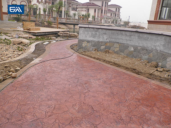 鹅卵石压花地坪道路铺装.jpg 鹅卵石压花地坪道路铺装.jpg